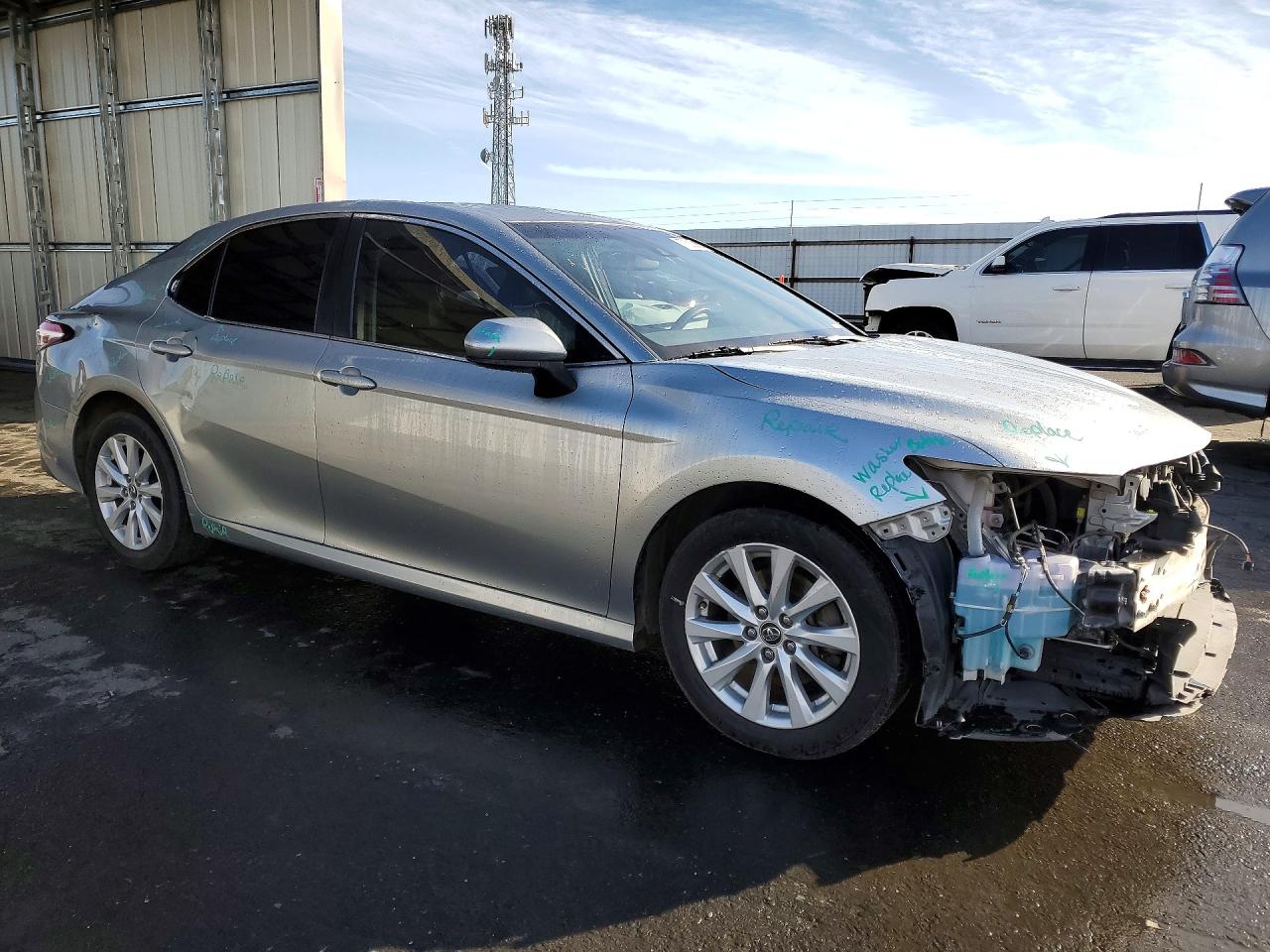 2018 TOYOTA CAMRY LE photo 4