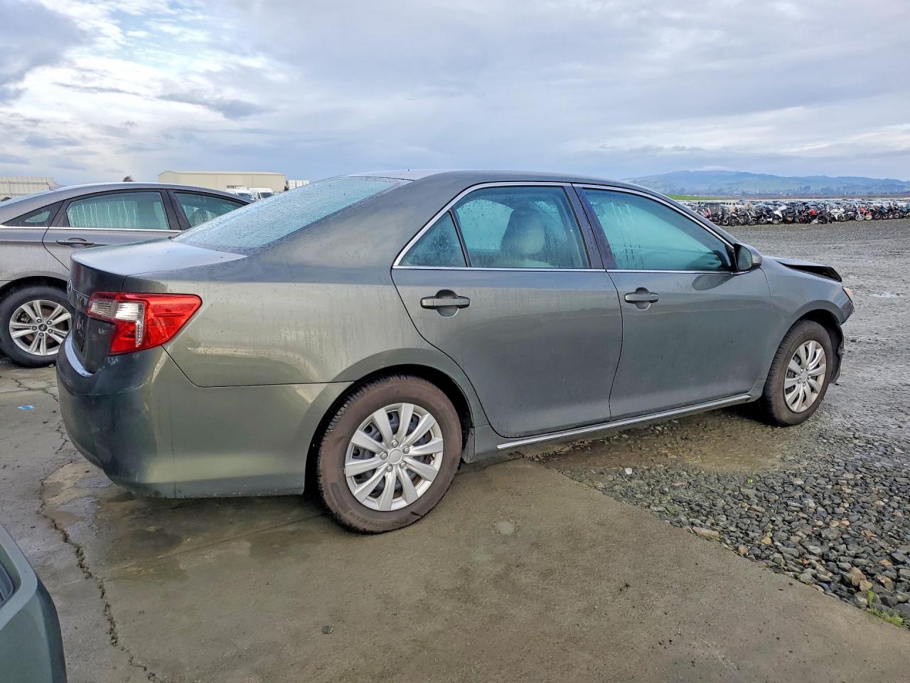 2014 TOYOTA CAMRY L photo 5
