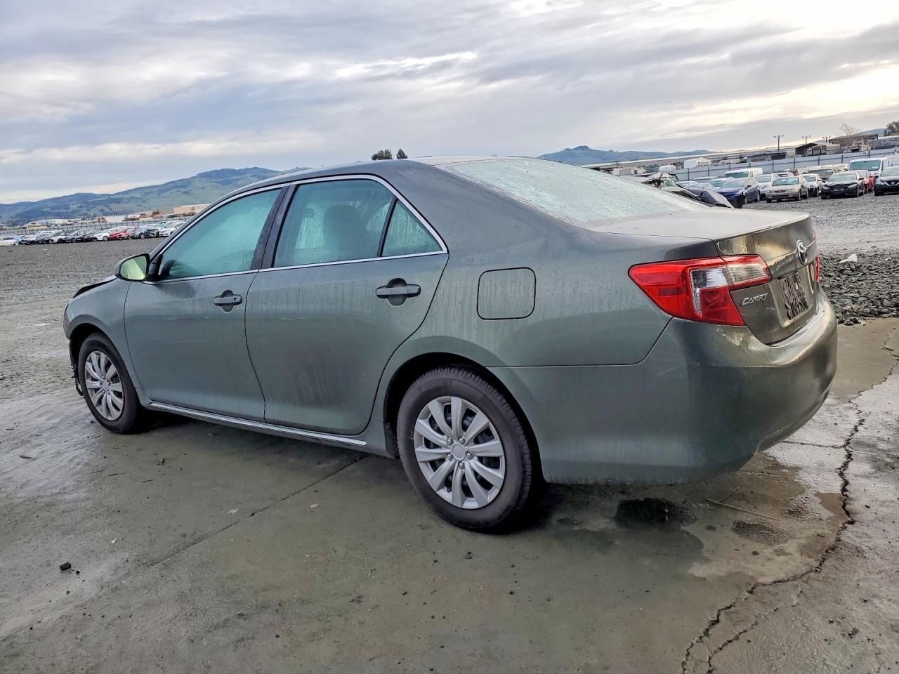 2014 TOYOTA CAMRY L photo 3