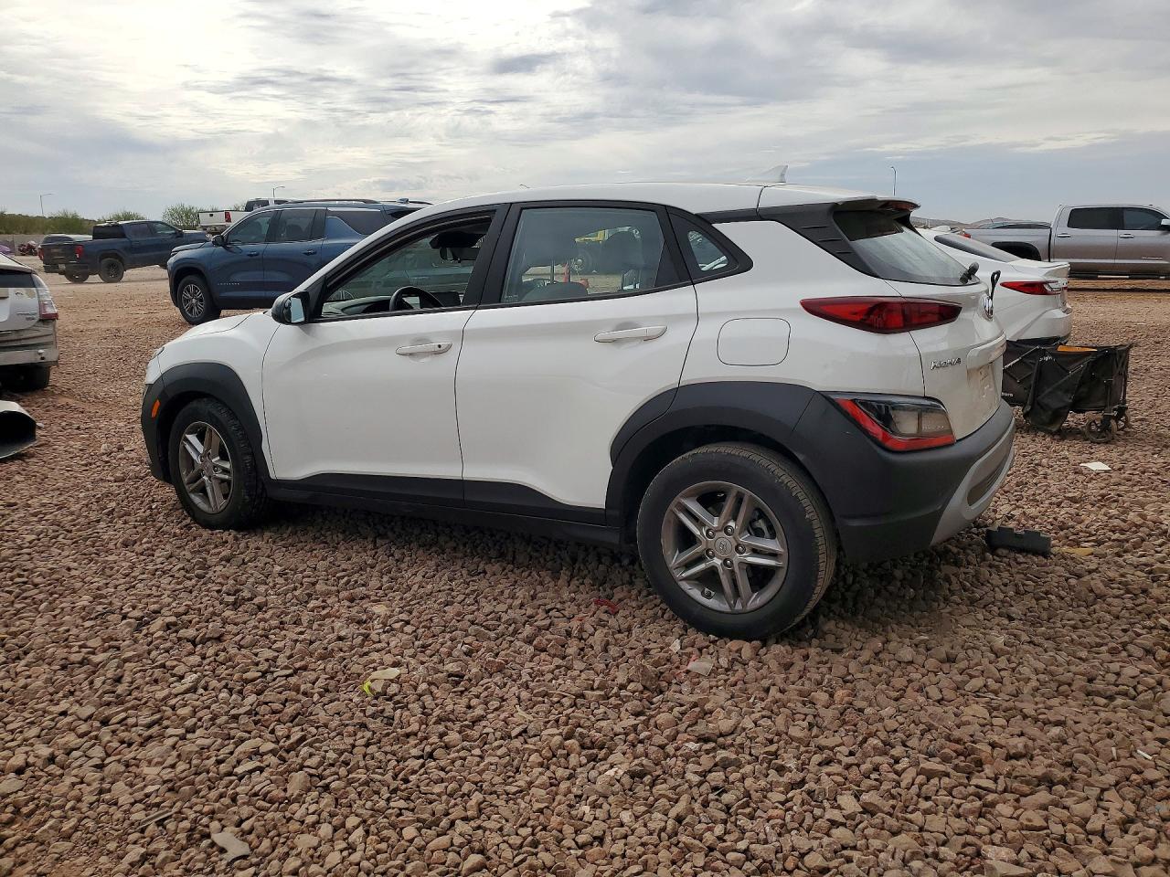 2022 HYUNDAI KONA SE photo 2
