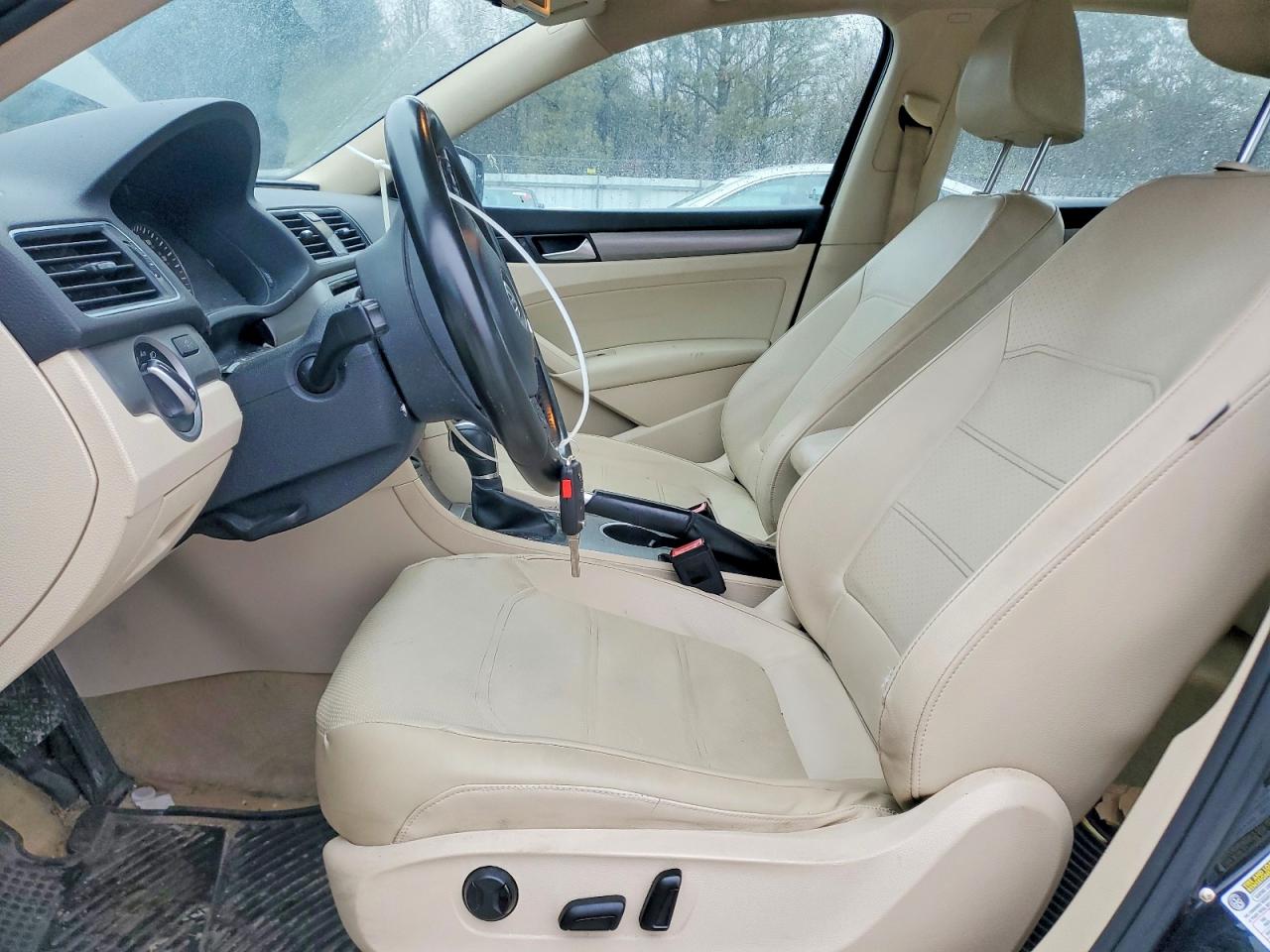 2014 VOLKSWAGEN PASSAT SE photo 13