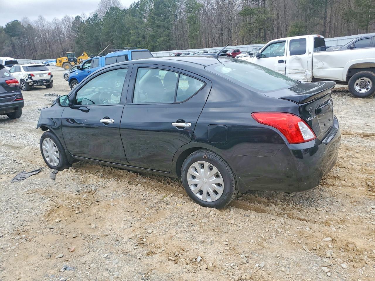 2018 NISSAN VERSA SV photo 4