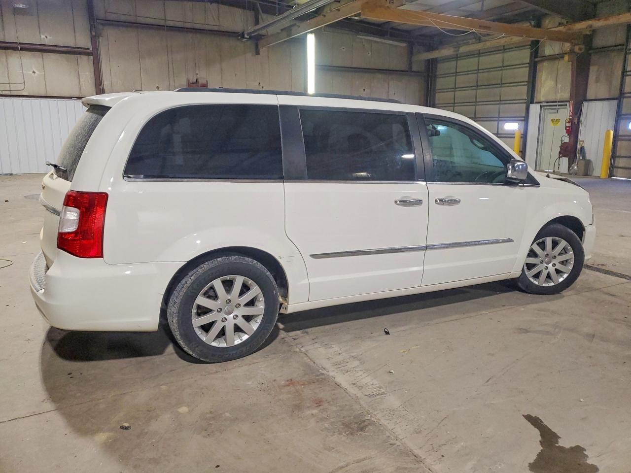 2012 CHRYSLER TOWN & COUNTRY TOURING L photo 5