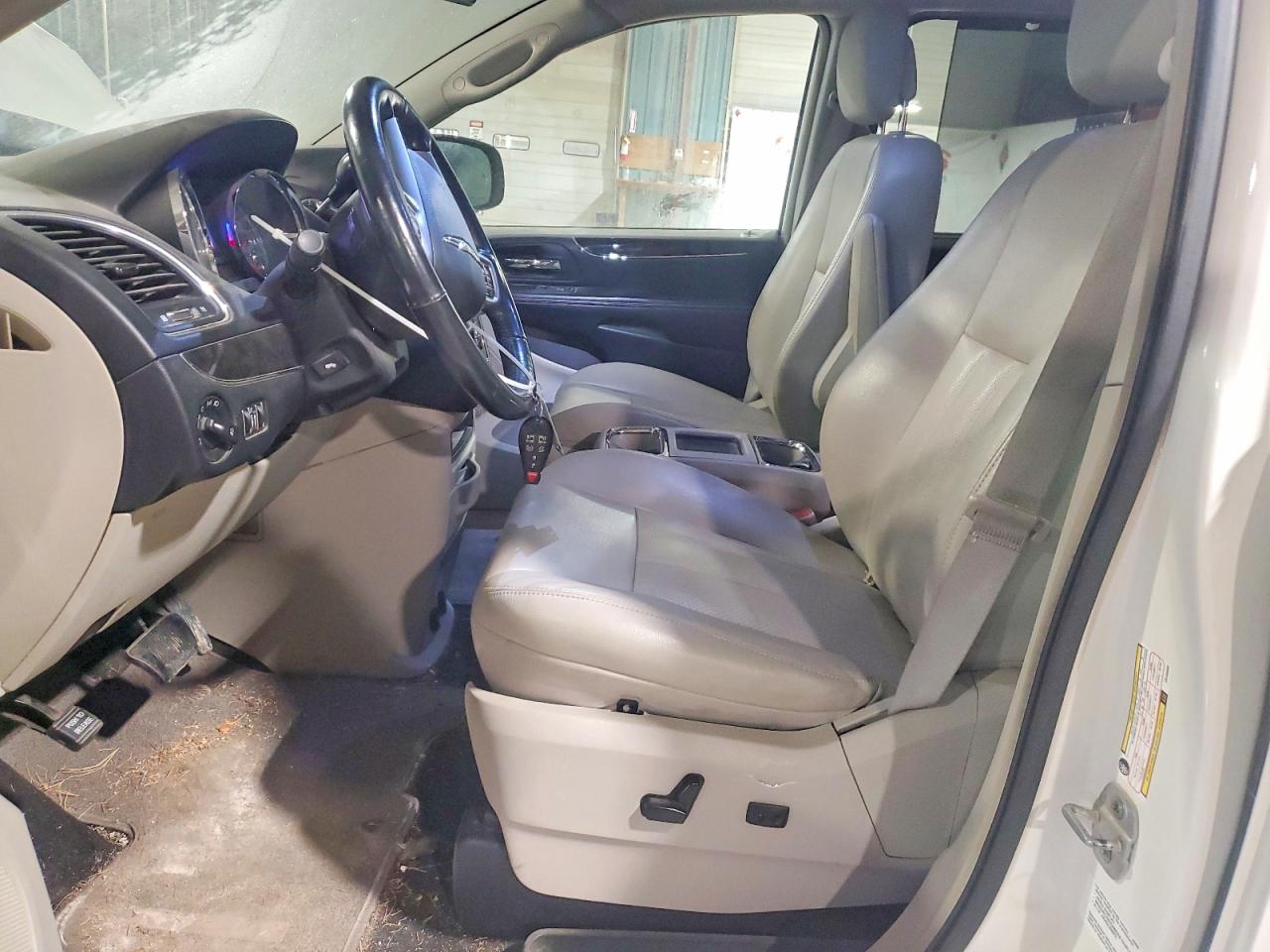 2012 CHRYSLER TOWN & COUNTRY TOURING L photo 13
