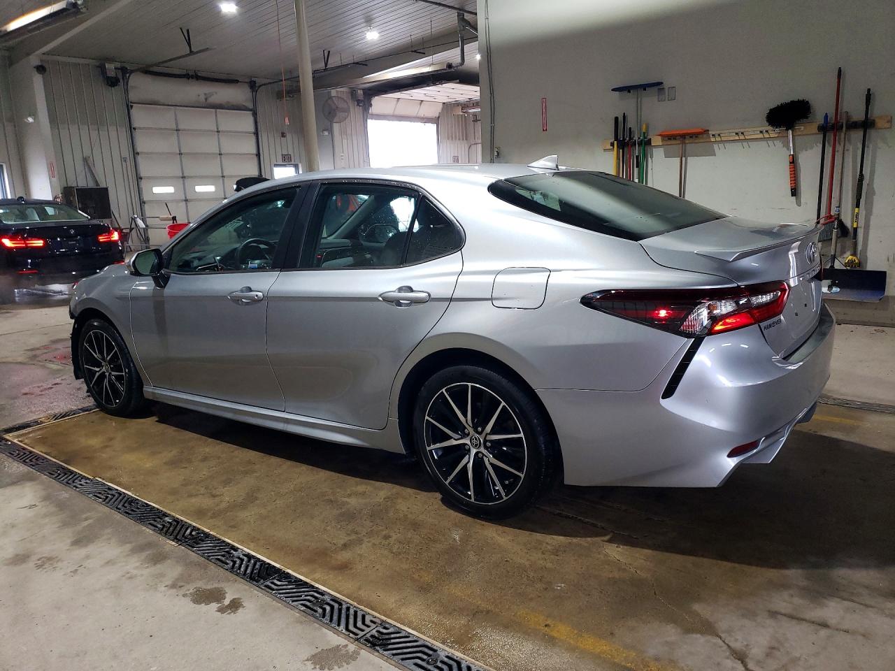 2021 TOYOTA CAMRY SE photo 2