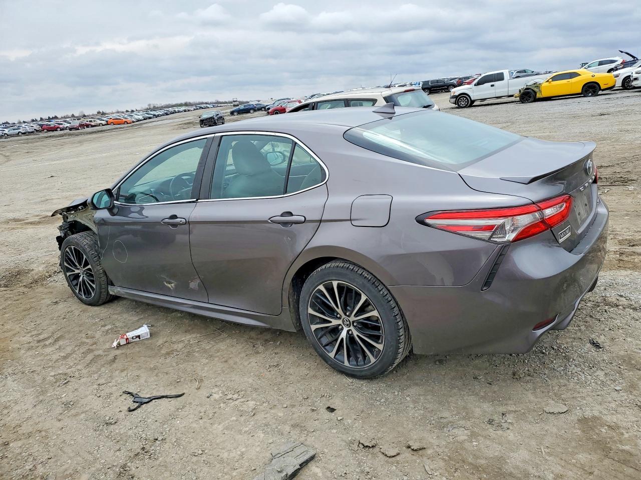 2019 TOYOTA CAMRY L photo 3