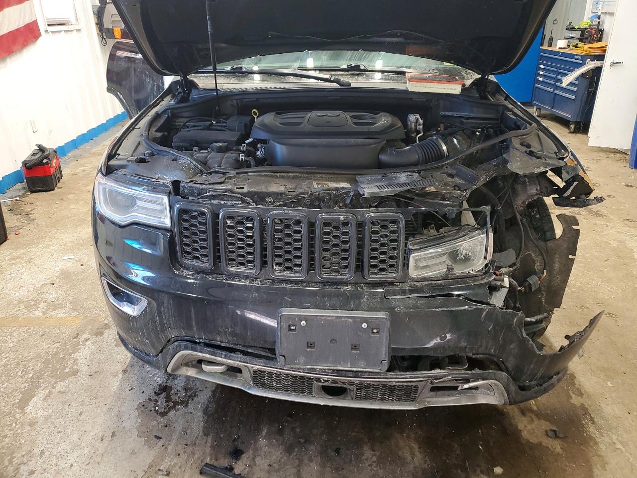 2019 JEEP GRAND CHEROKEE OVERLAND photo 12