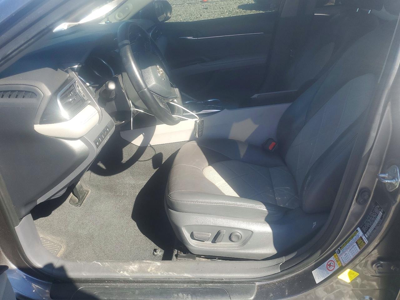 2018 TOYOTA CAMRY XLE photo 19
