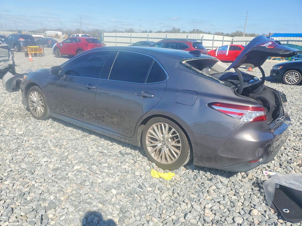 2018 TOYOTA CAMRY XLE photo 4