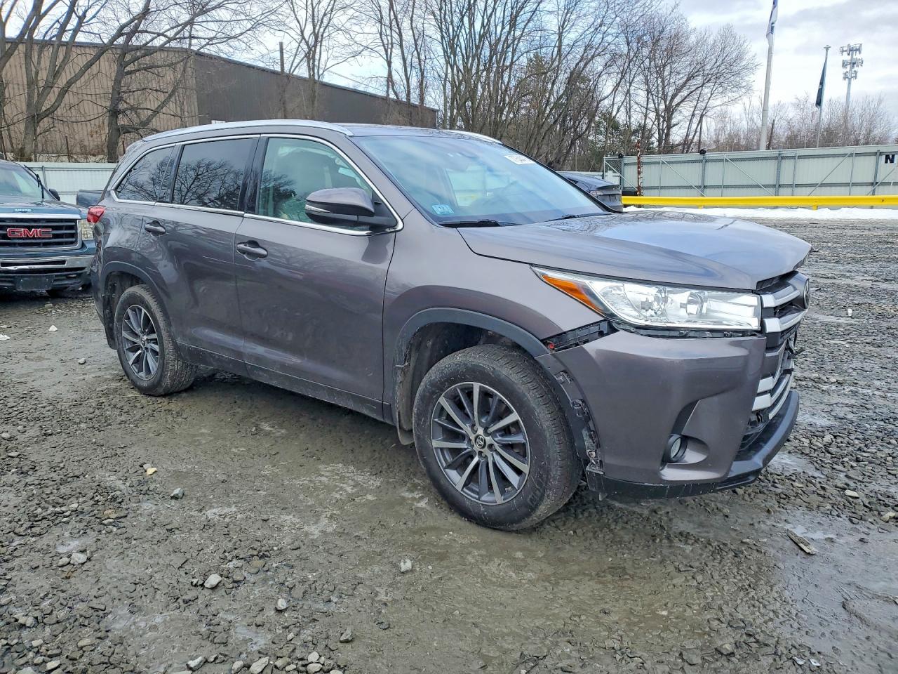 2019 TOYOTA HIGHLANDER XLE photo 10