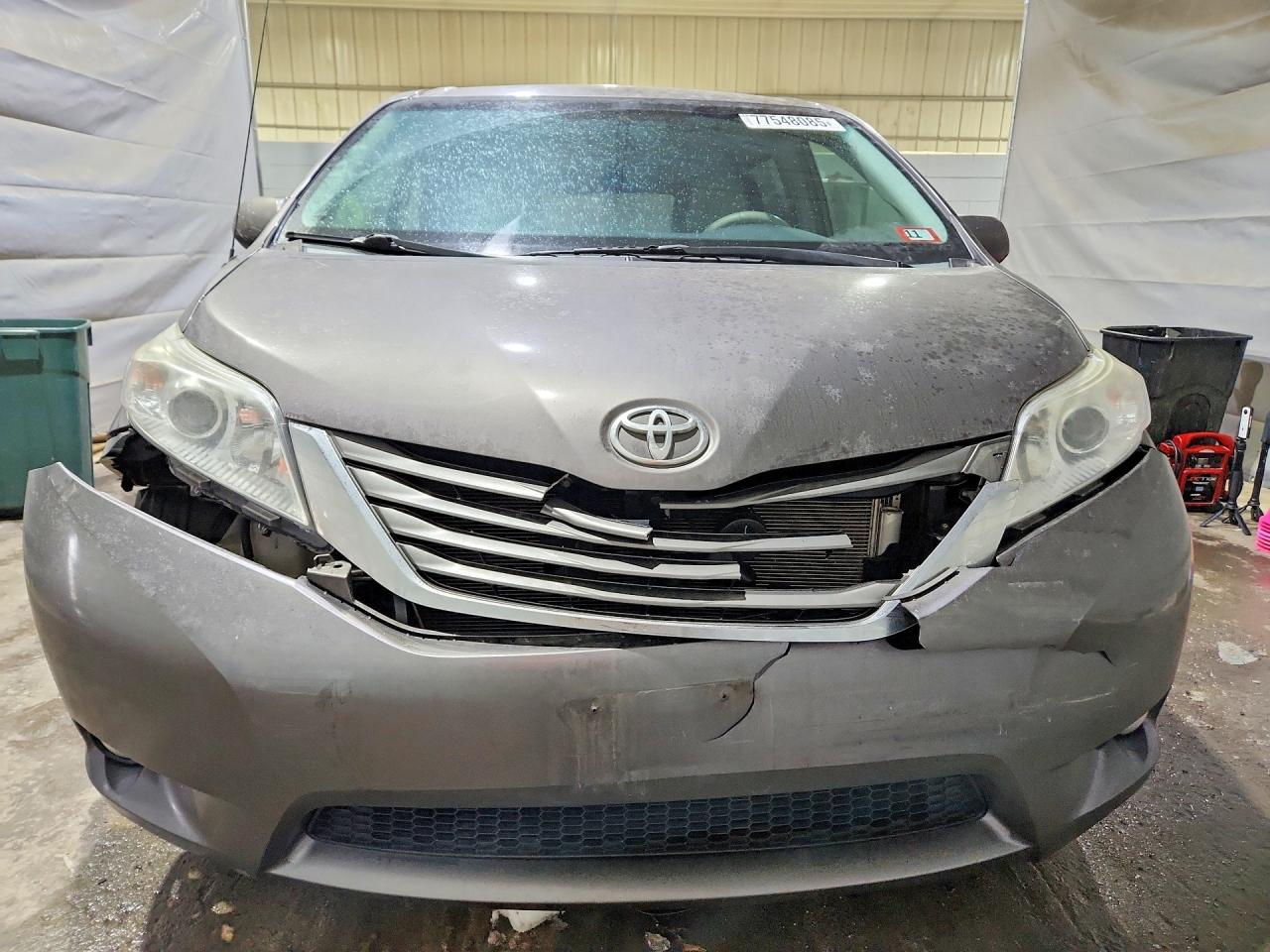 2014 TOYOTA SIENNA photo 5