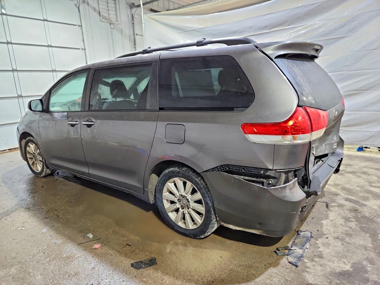 2014 TOYOTA SIENNA photo 2
