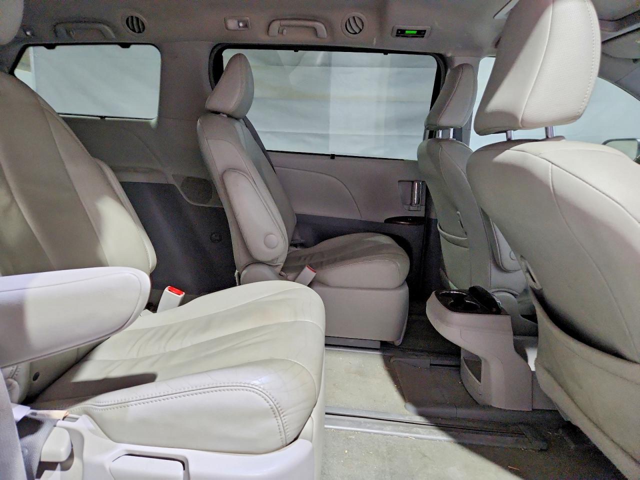 2014 TOYOTA SIENNA photo 11