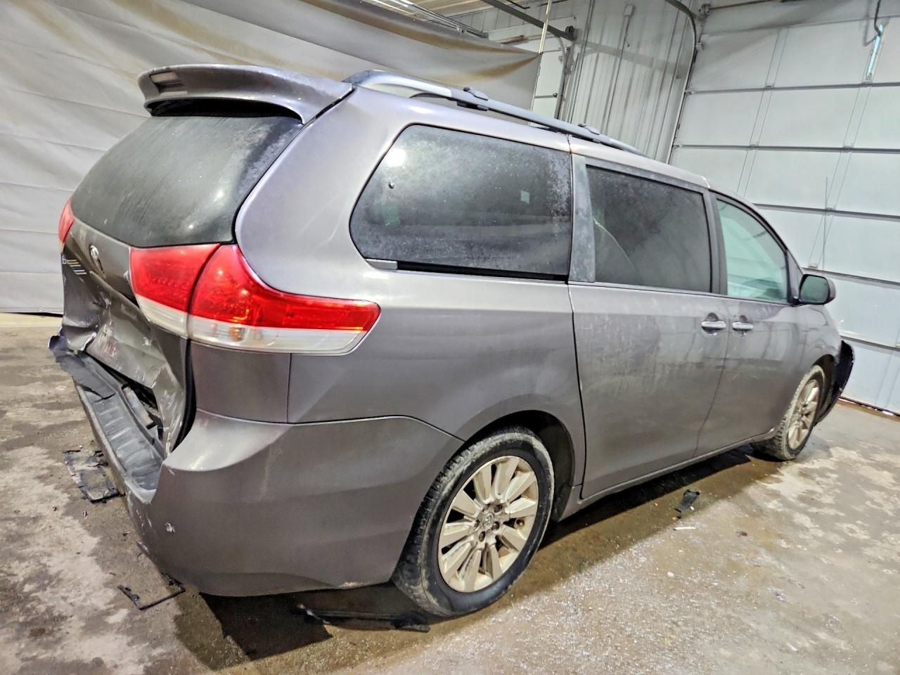 2014 TOYOTA SIENNA photo 3