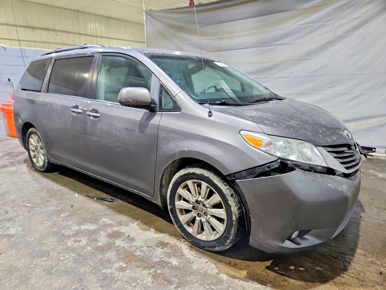 2014 TOYOTA SIENNA photo 4