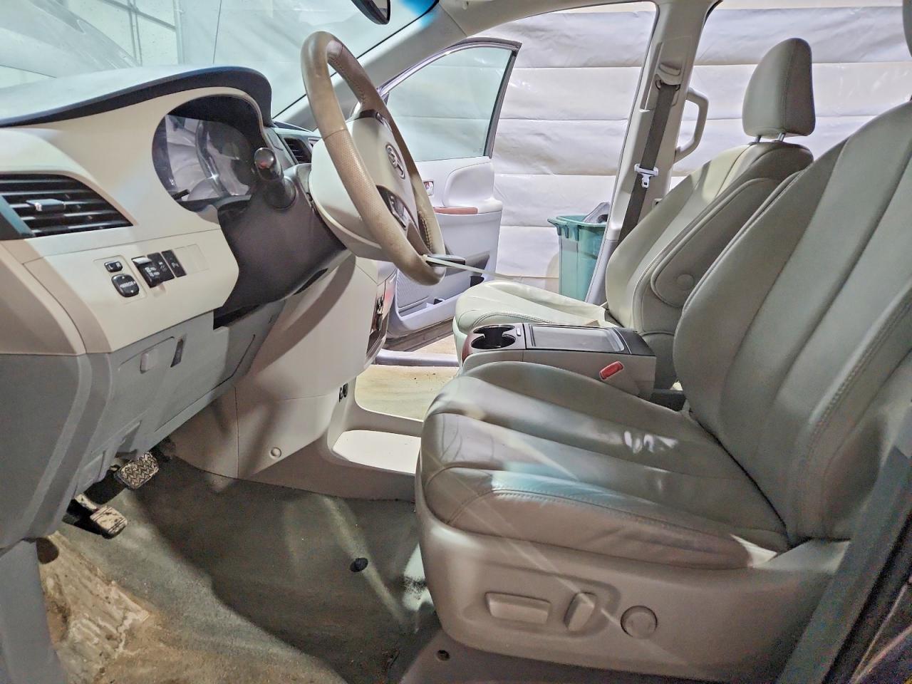 2014 TOYOTA SIENNA photo 7