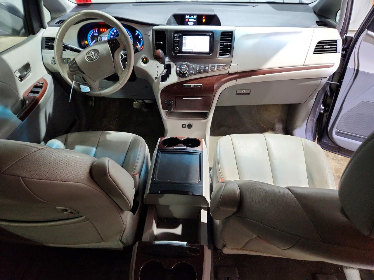 2014 TOYOTA SIENNA photo 8