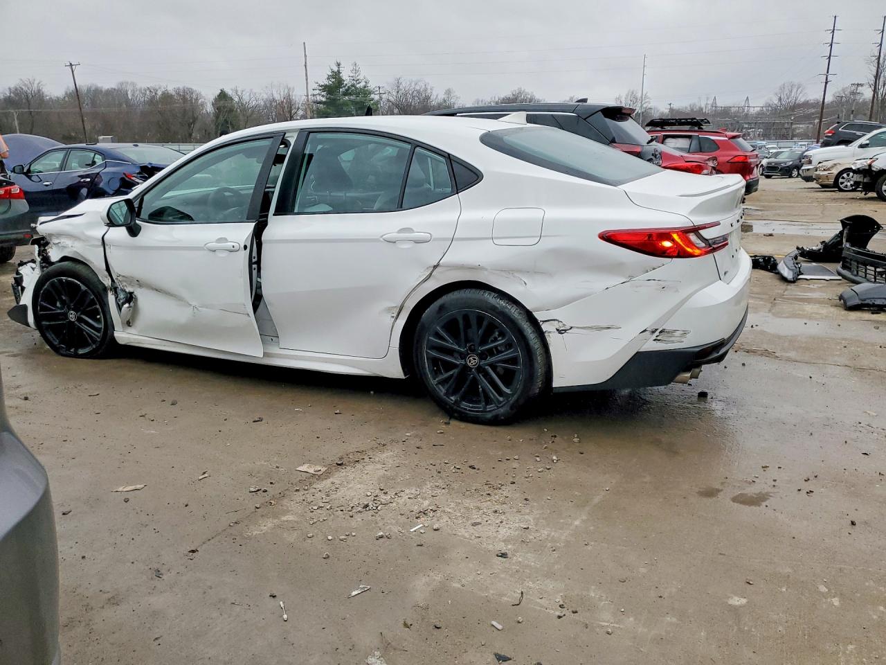 2025 TOYOTA CAMRY SE photo 4