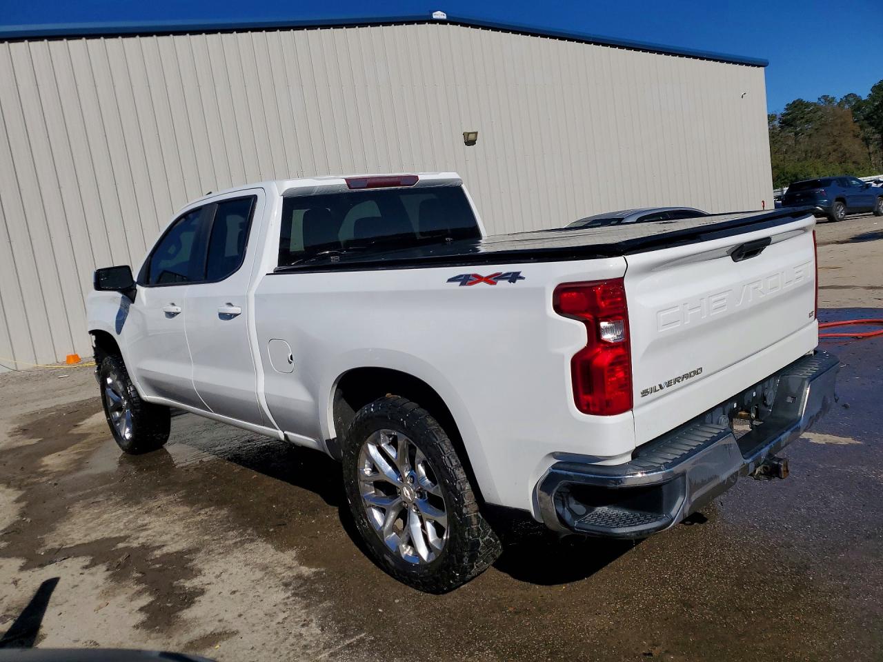 2020 CHEVROLET SILVERADO K1500 LT photo 2