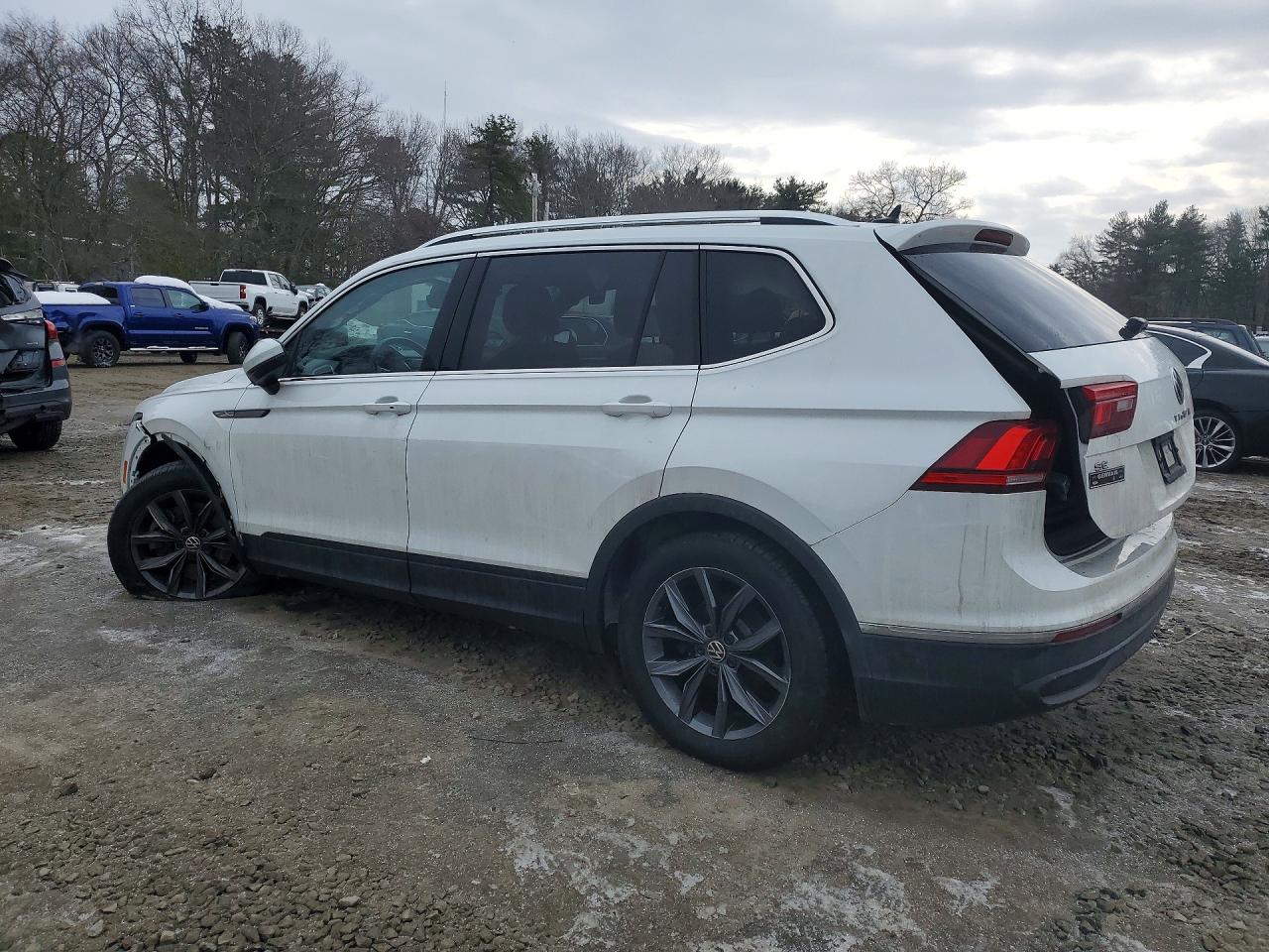 2024 VOLKSWAGEN TIGUAN SE photo 3