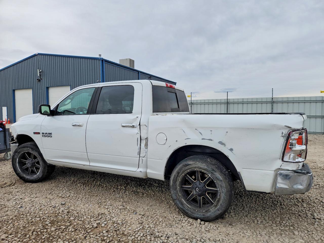 2016 RAM 1500 SLT photo 2