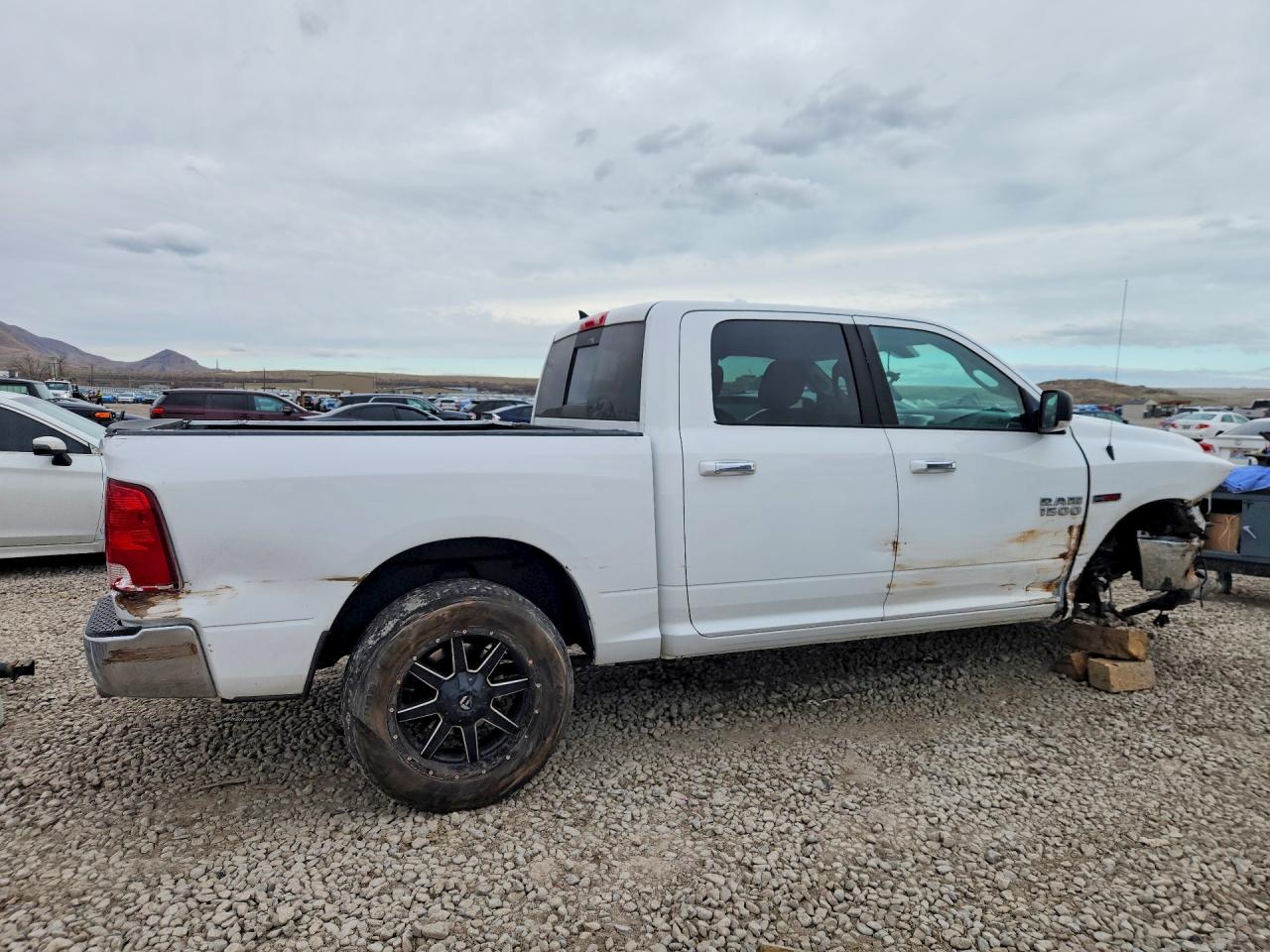 2016 RAM 1500 SLT photo 3