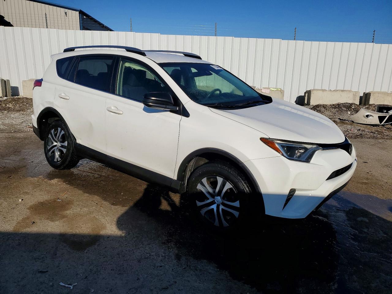 2017 TOYOTA RAV4 LE photo 4