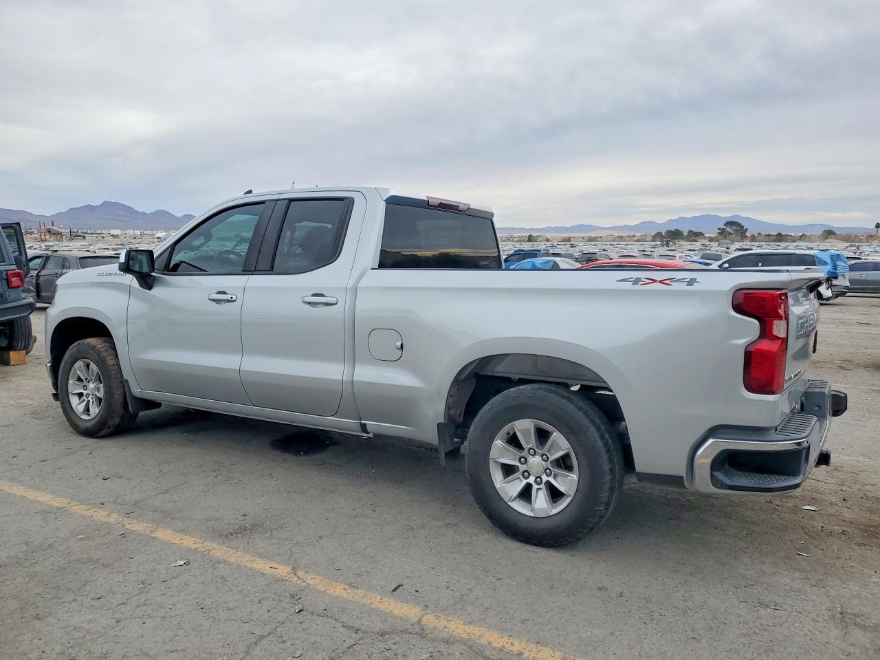 2020 CHEVROLET SILVERADO K1500 LT photo 3