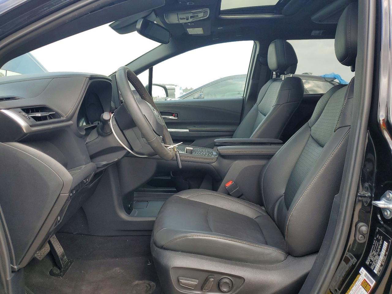 2025 TOYOTA SIENNA WOODLAND EDITION photo 7