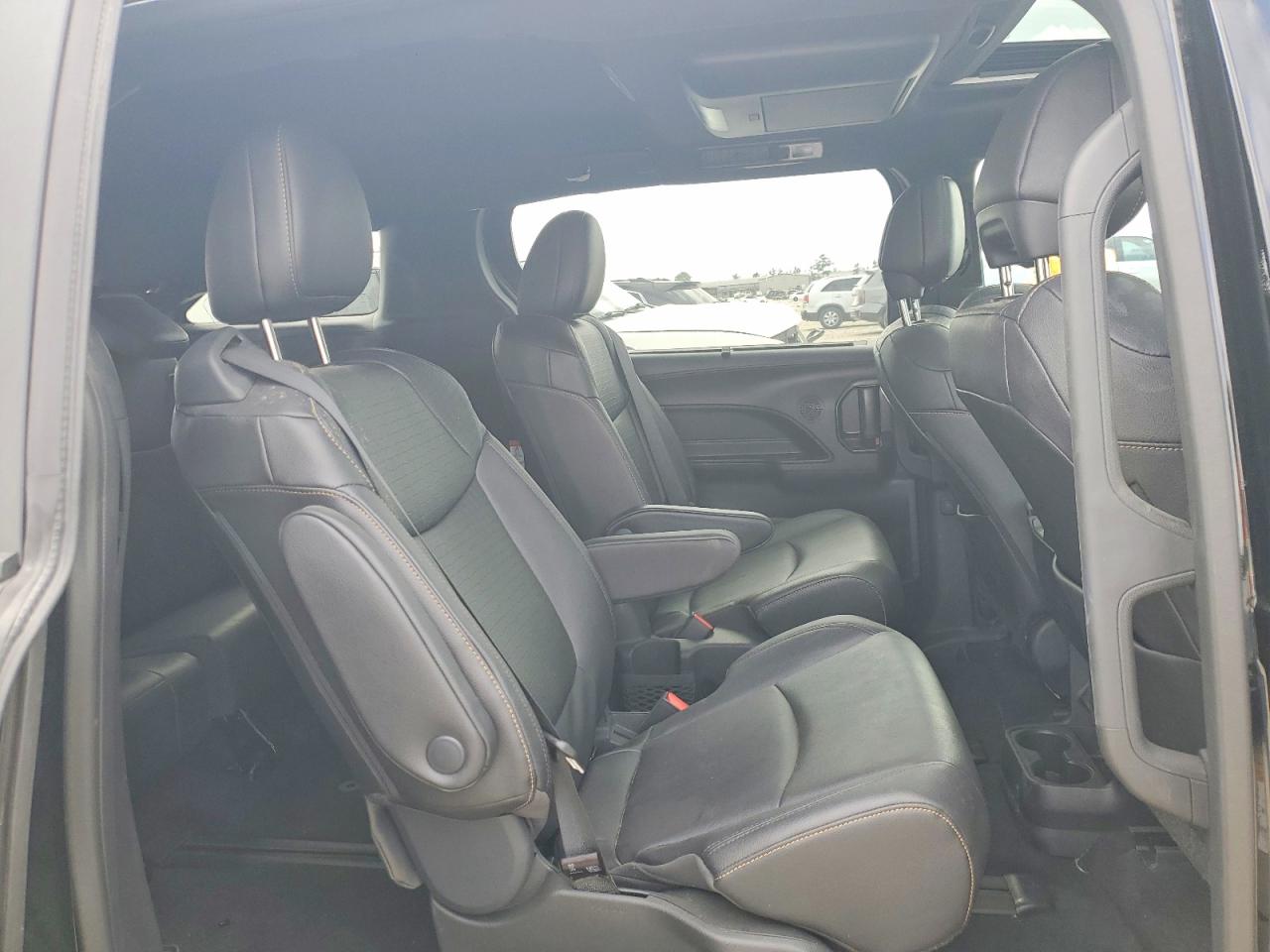 2025 TOYOTA SIENNA WOODLAND EDITION photo 11