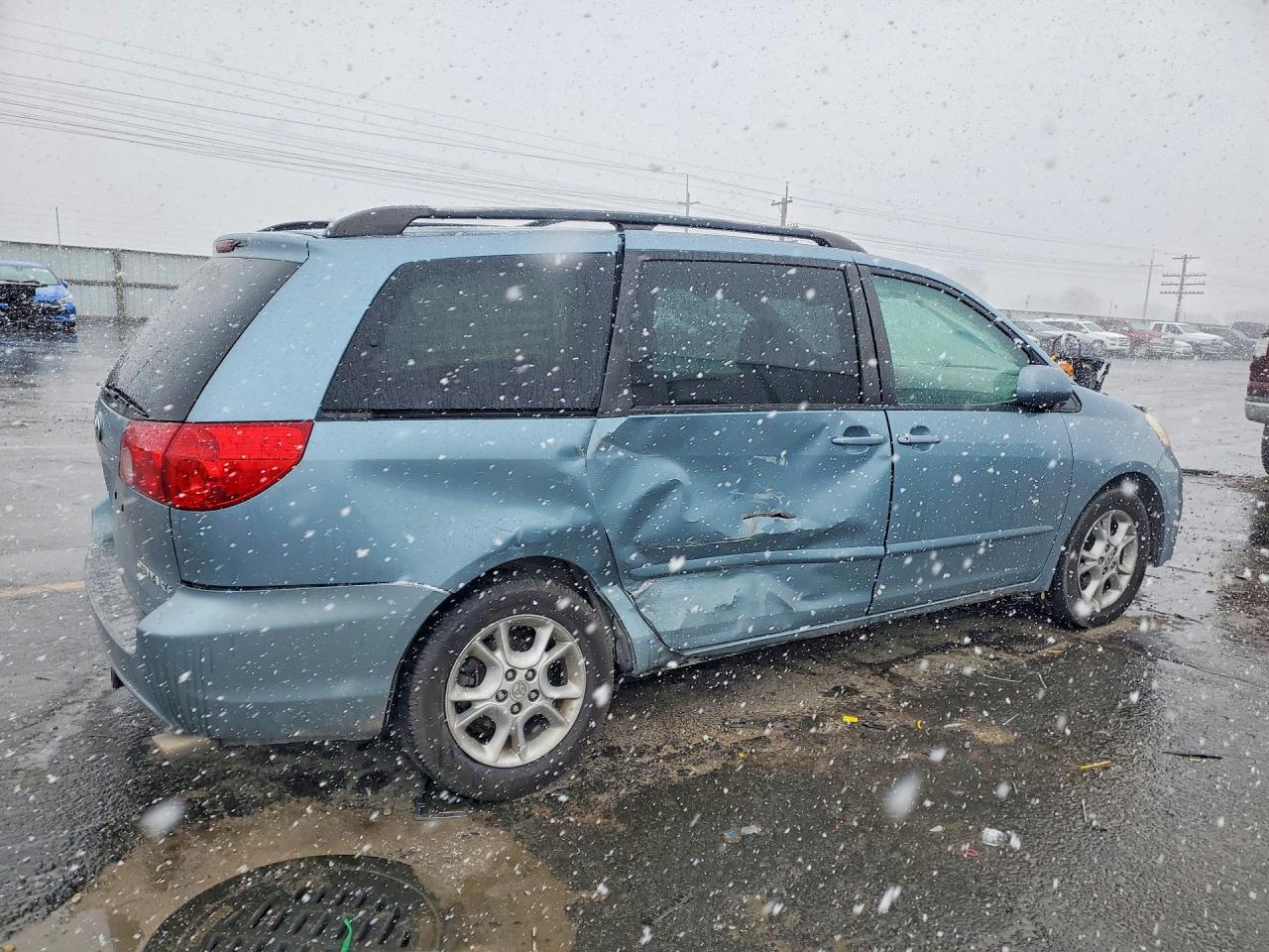2006 TOYOTA SIENNA photo 3