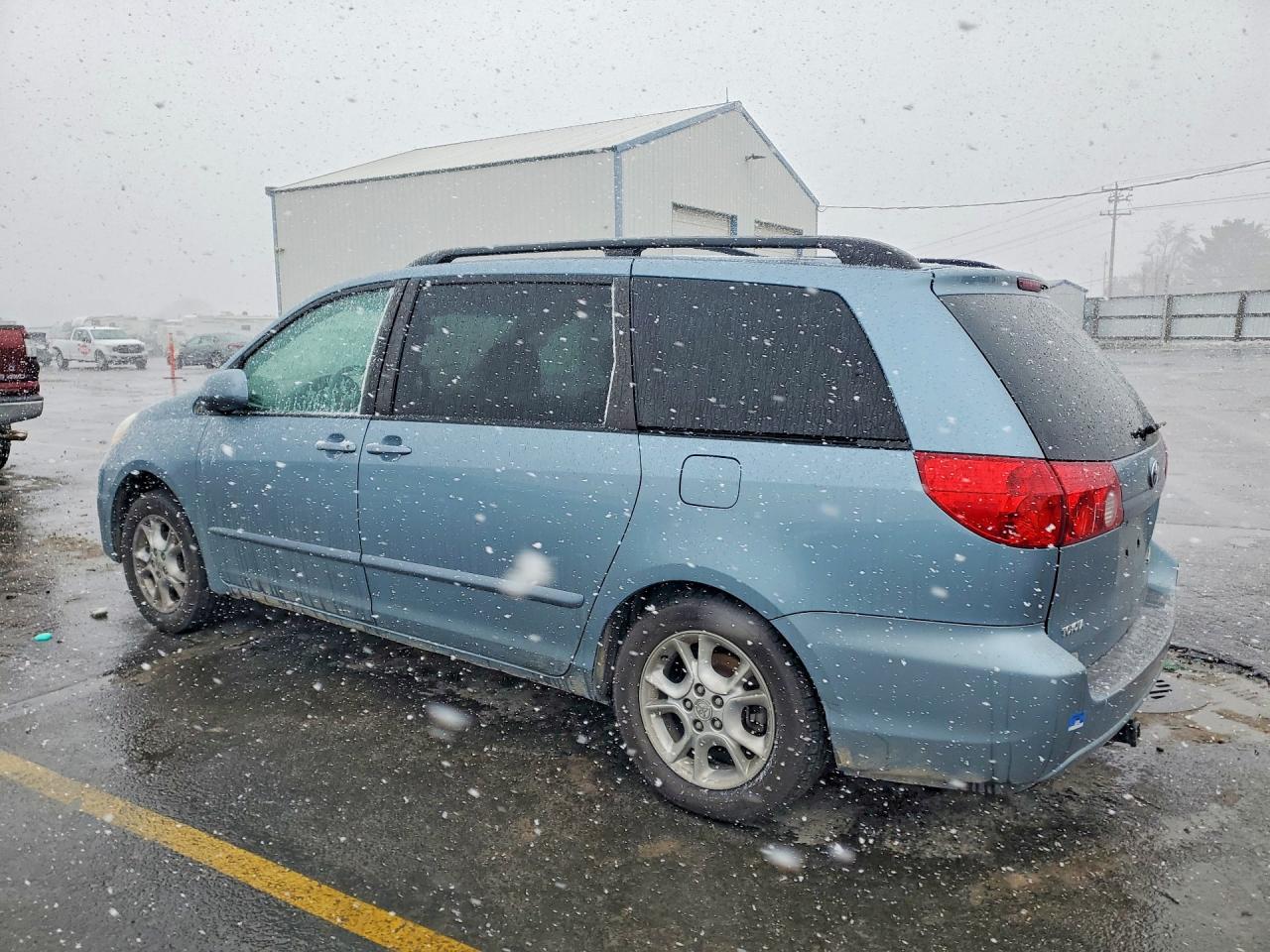 2006 TOYOTA SIENNA photo 2