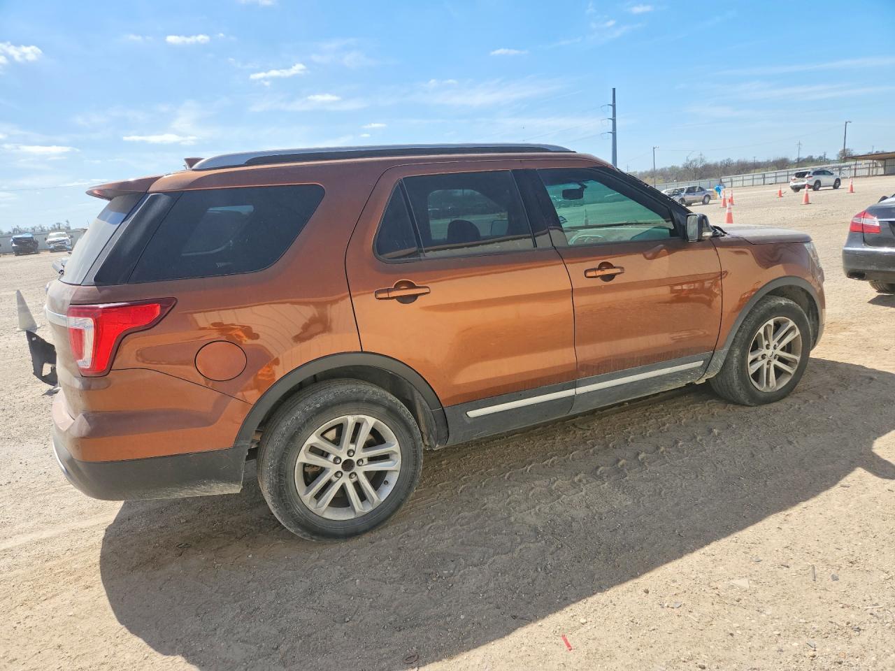 2017 FORD EXPLORER XLT photo 7