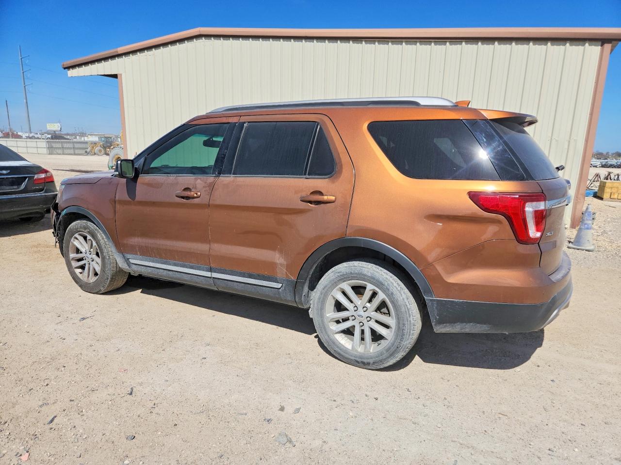 2017 FORD EXPLORER XLT photo 4