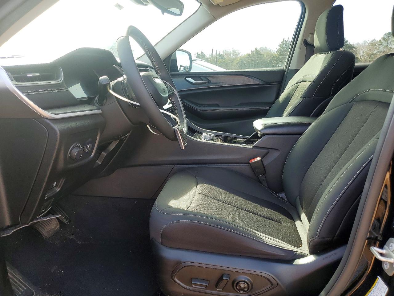 2023 JEEP GRAND CHEROKEE LAREDO photo 13