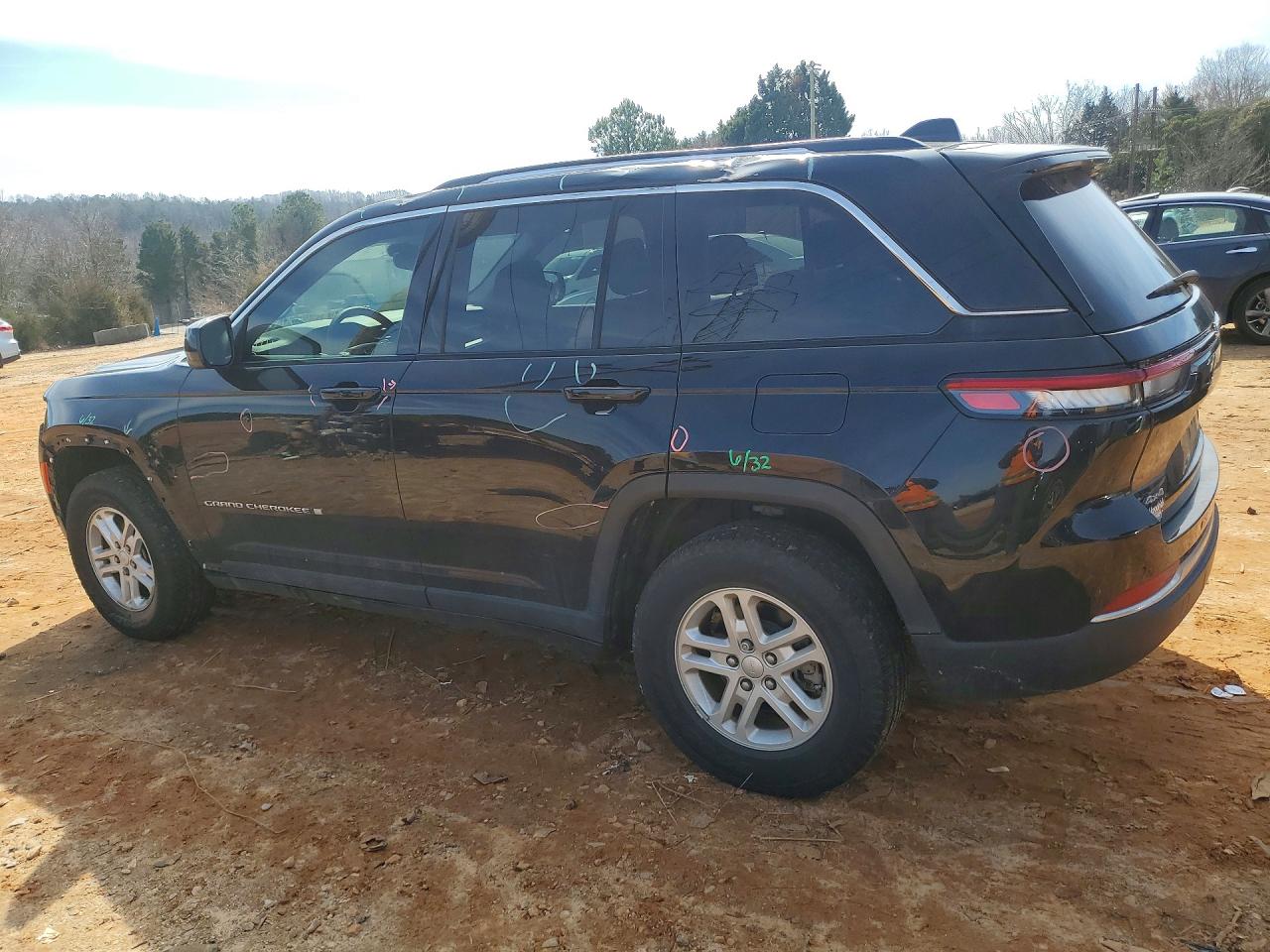 2023 JEEP GRAND CHEROKEE LAREDO photo 3