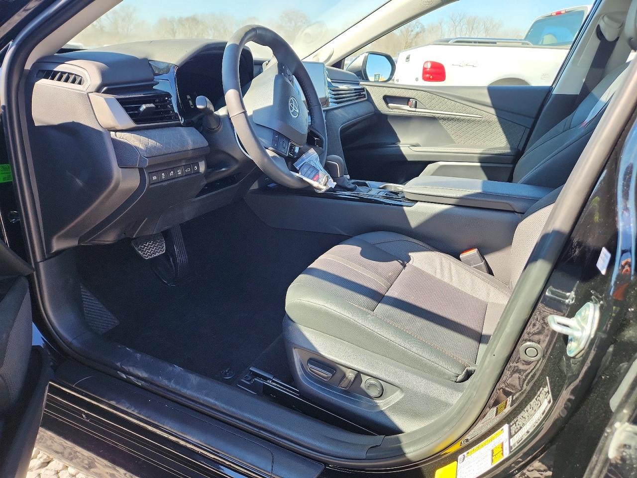 2025 TOYOTA CAMRY XLE photo 7