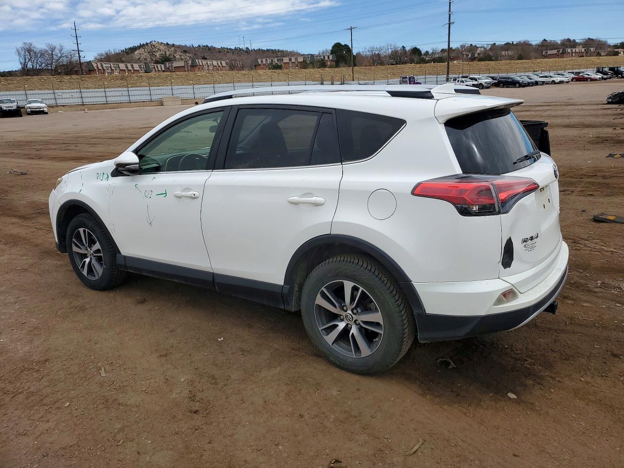 2016 TOYOTA RAV4 XLE photo 2