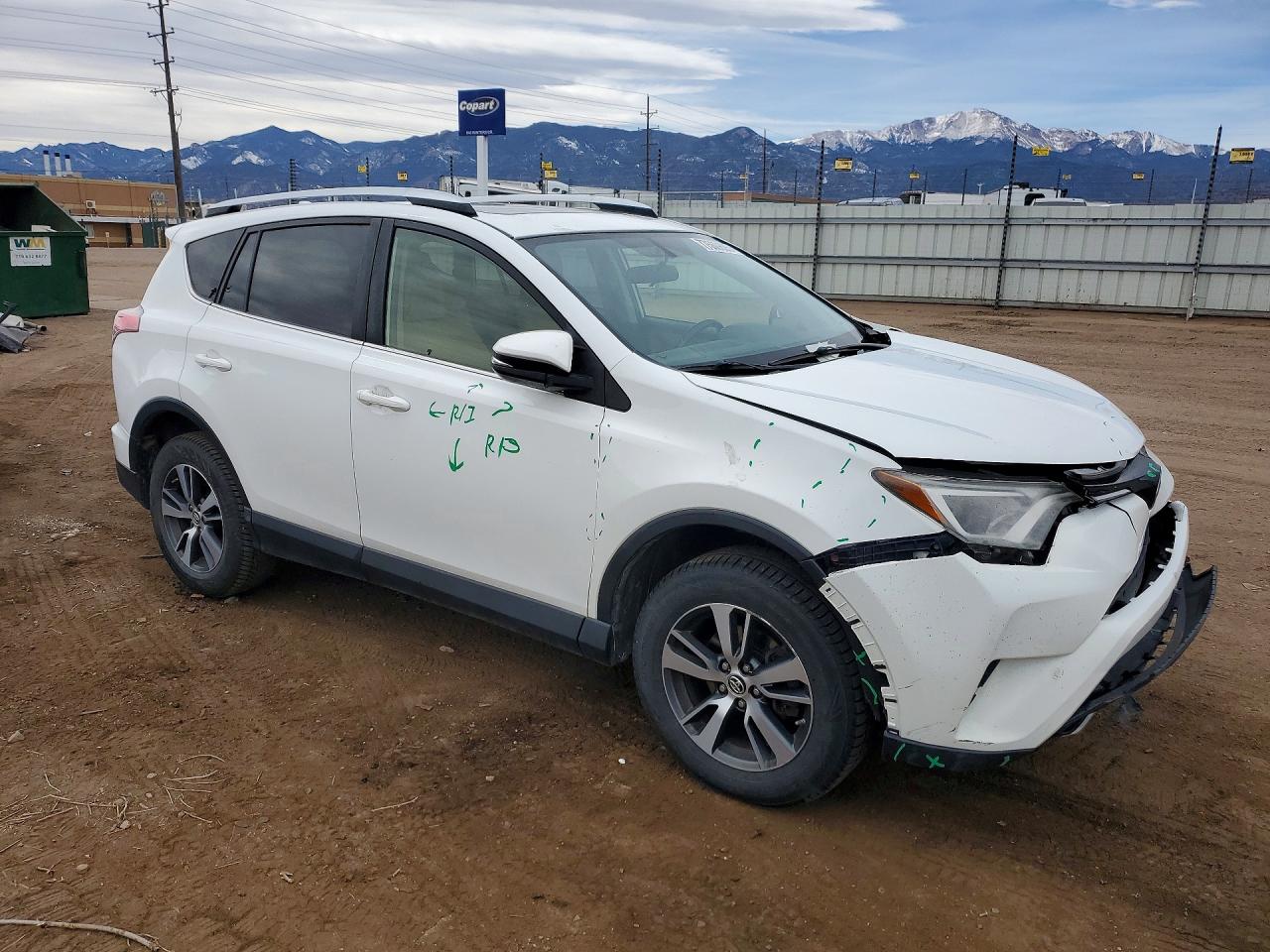 2016 TOYOTA RAV4 XLE photo 4