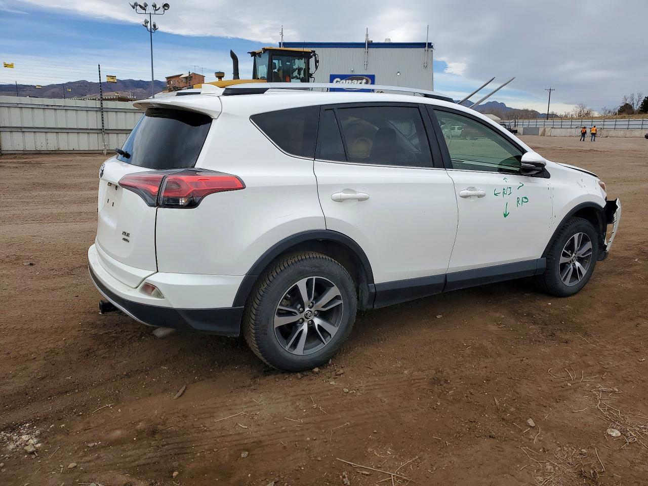 2016 TOYOTA RAV4 XLE photo 3