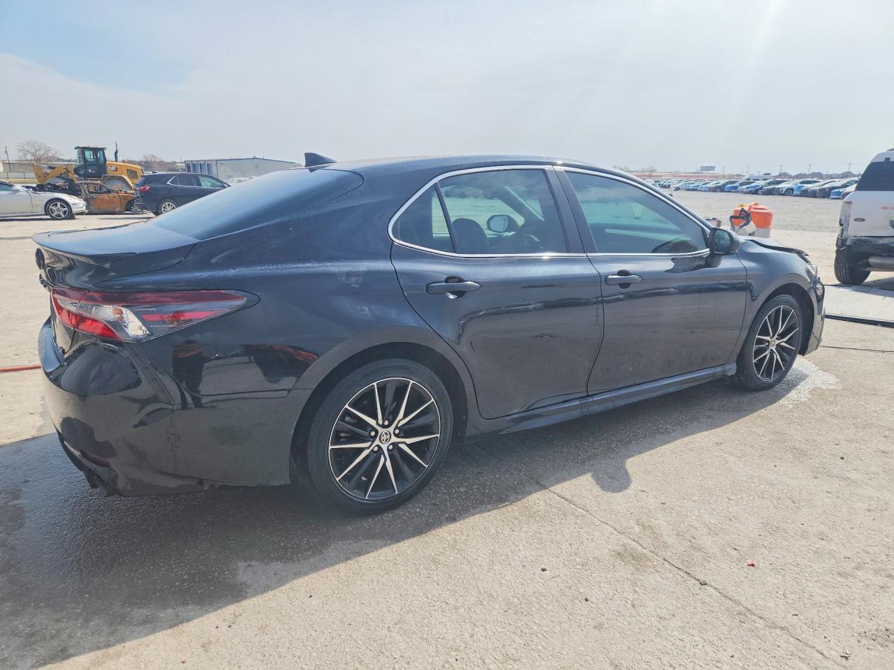 2021 TOYOTA CAMRY SE photo 3