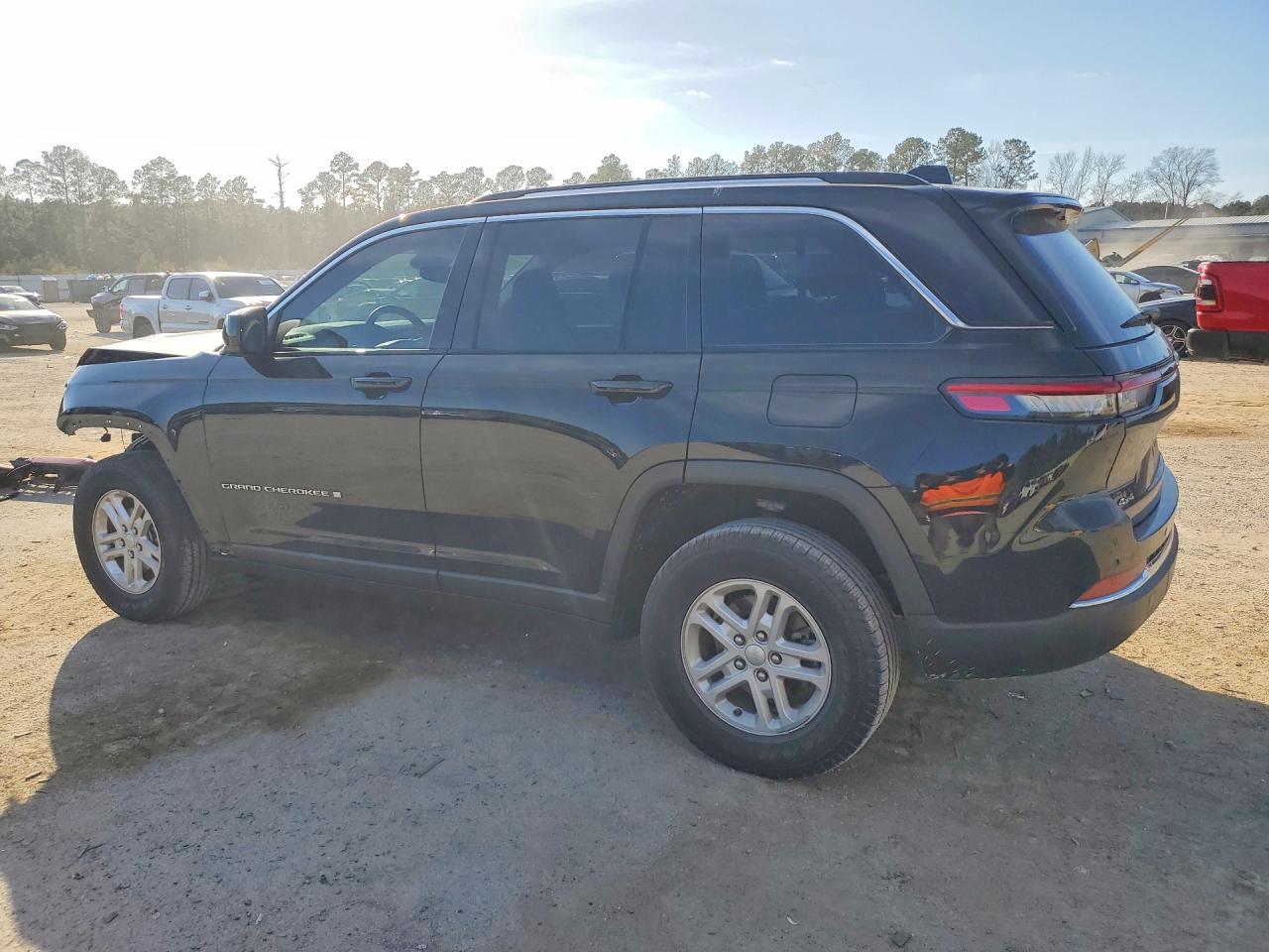 2023 JEEP GRAND CHEROKEE LAREDO photo 3
