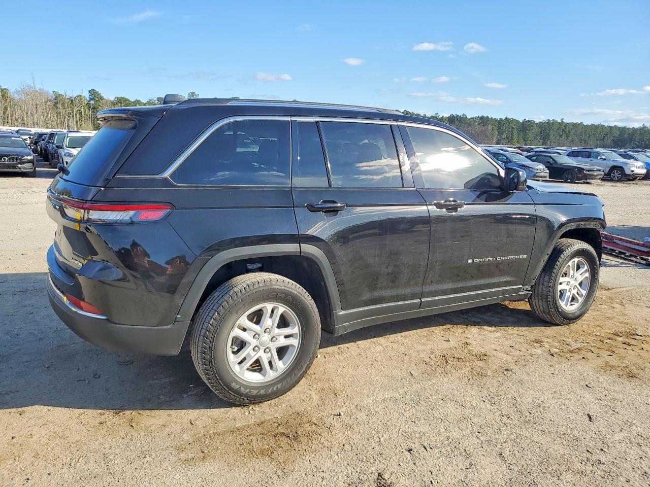 2023 JEEP GRAND CHEROKEE LAREDO photo 5
