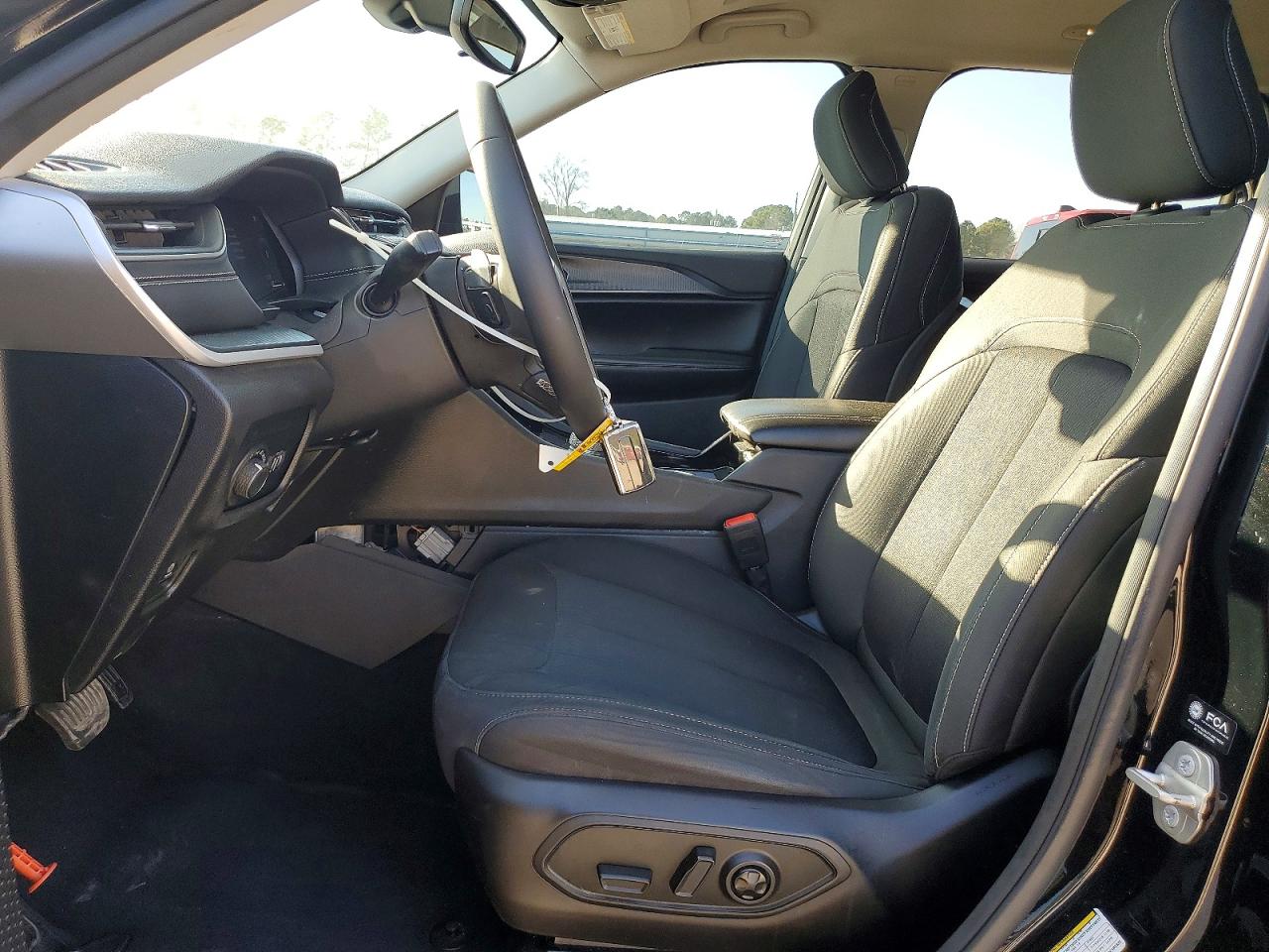 2023 JEEP GRAND CHEROKEE LAREDO photo 13