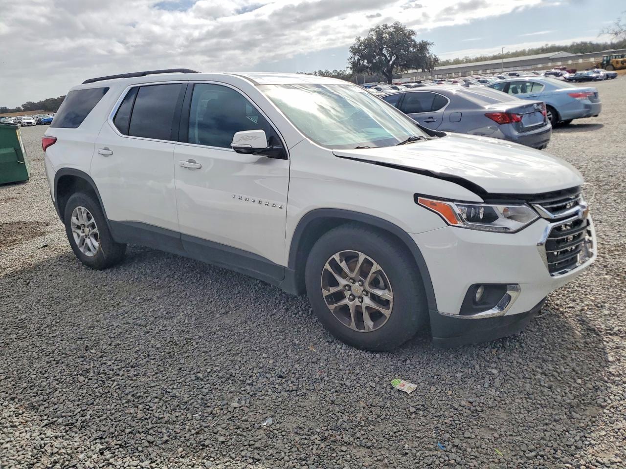 2020 CHEVROLET TRAVERSE LT photo 4