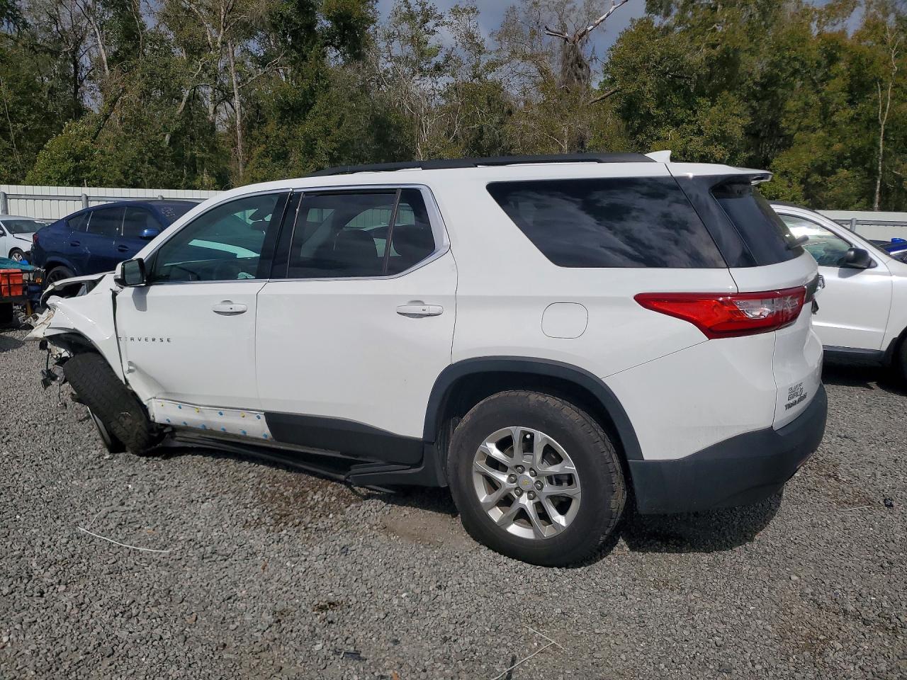 2020 CHEVROLET TRAVERSE LT photo 2