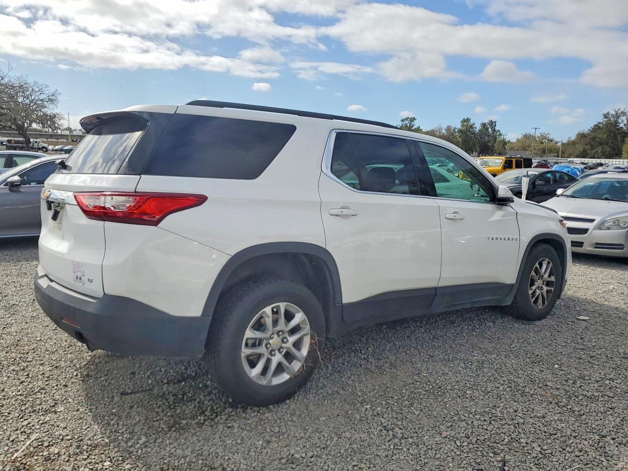 2020 CHEVROLET TRAVERSE LT photo 3
