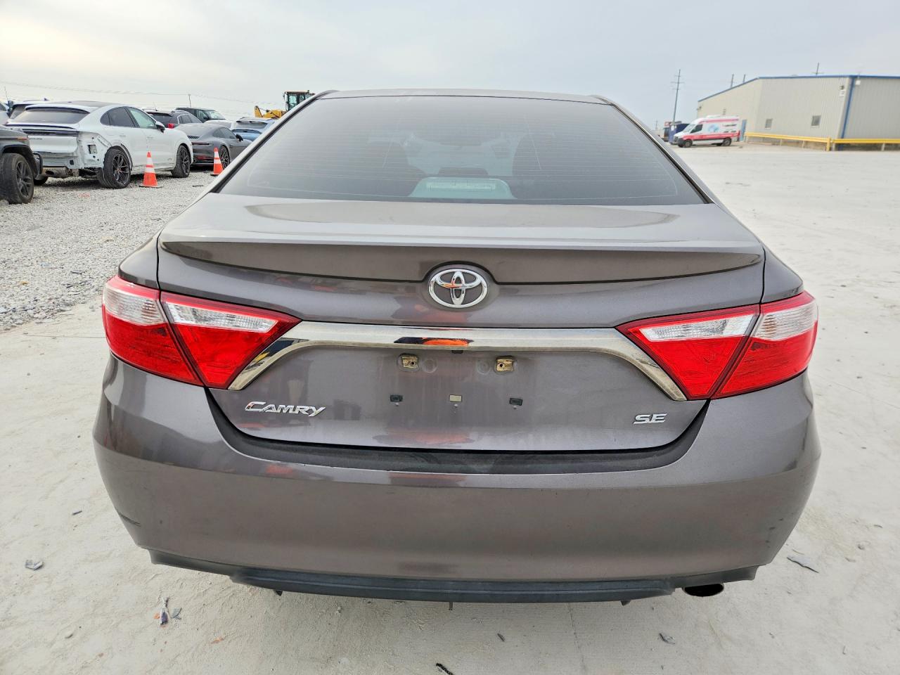2016 TOYOTA CAMRY SE photo 11