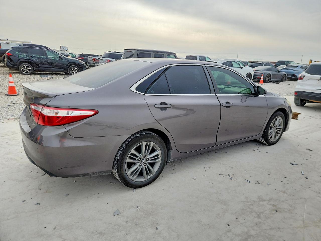 2016 TOYOTA CAMRY SE photo 5