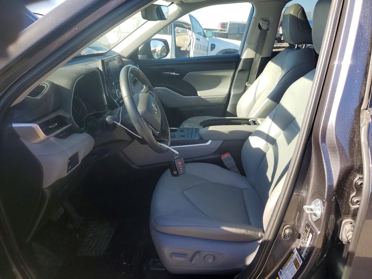 2021 TOYOTA HIGHLANDER XLE photo 7